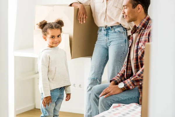 Recortado Vista Mujer Apoyada Caja Mientras Hija Mirando Cámara — Foto de Stock