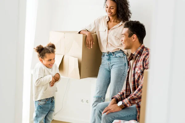 Verlegen Kid Kijken Naar Afro Amerikaanse Vader Terwijl Mama Papa — Stockfoto