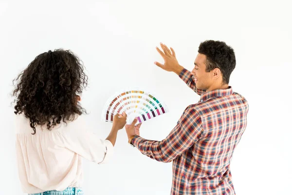 Africano Americano Marido Esposa Tratando Elegir Color Para Pared Colorido — Foto de Stock