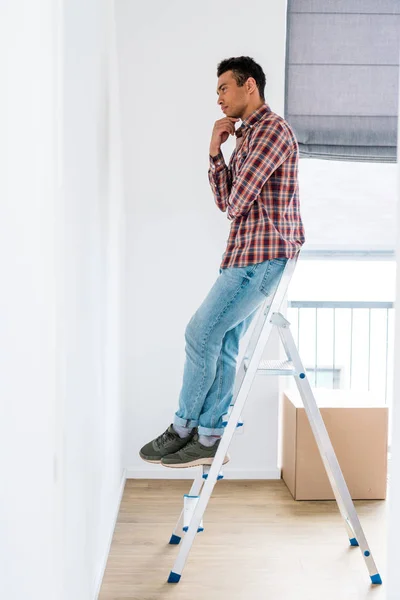 Volledige Lengte Weergave Van Knappe Afro Amerikaanse Man Staande Ladder — Stockfoto