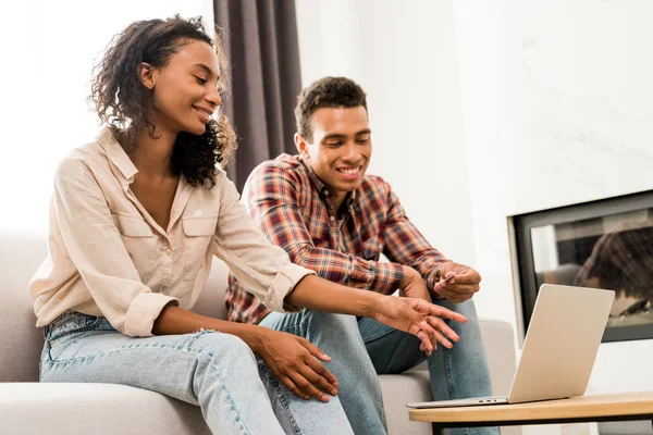 African American Couple Sitting Sofa Looking Laptop While Man Holding — Stock Photo, Image