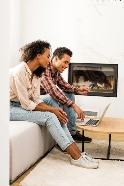 Vista Lateral Del Hombre Mujer Afroamericanos Sentados Sofá Mirando Computadora — Foto de Stock