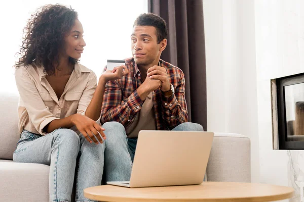 Jovem Afro Americano Homem Mulher Sentados Sofá Olhando Para Outro — Fotografia de Stock