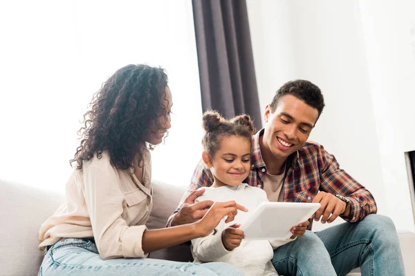 Niño Sosteniendo Tableta Digital Mientras Que Madre Afroamericana Muestra Algo — Foto de Stock