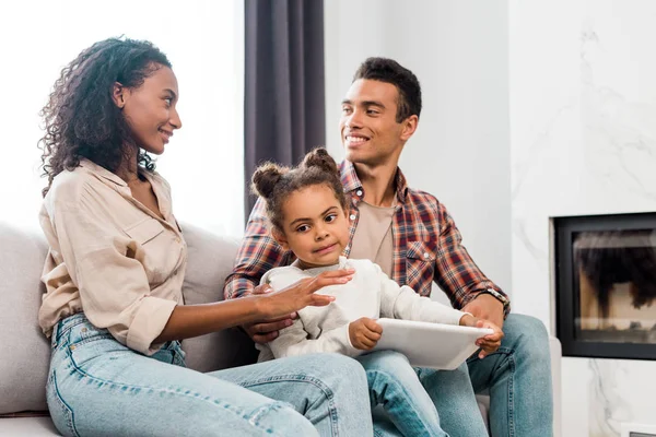 Kid Holding Digital Tablet Medan Afroamerikanska Föräldrar Tittar Varandra — Stockfoto