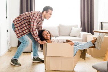 eşi ile kutu taşımak için çalışırken Afrikalı Amerikalı koca tam uzunlukta görünümü 