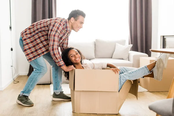 Opinião Cheia Comprimento Marido Americano Africano Que Tenta Mover Caixa — Fotografia de Stock