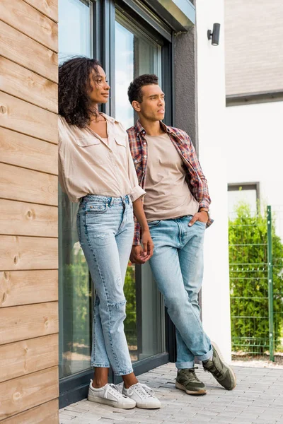 Vista Completa Hombre Mujer Afroamericanos Apoyados Puerta Mientras Están Pie — Foto de Stock