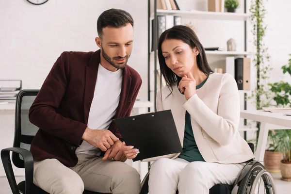 Mujer Negocios Discapacitada Hombre Negocios Guapo Mirando Portapapeles Oficina — Foto de Stock