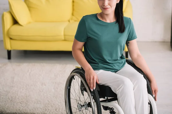 Vista Recortada Sonriente Mujer Discapacitada Sentada Silla Ruedas Casa — Foto de Stock