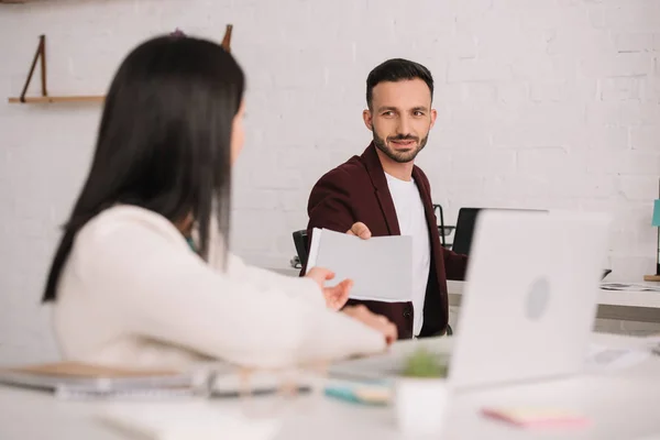 Enfoque Selectivo Del Hombre Negocios Guapo Dando Documentos Mujer Negocios — Foto de Stock