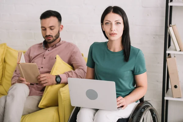 Attraktive Behinderte Frau Blickt Die Kamera Während Sie Neben Freund — Stockfoto