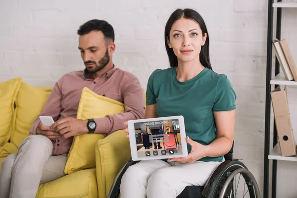 Улыбающаяся Женщина Инвалид Показывает Цифровой Планшет Бронированием Онлайн Приложения Сидя — стоковое фото