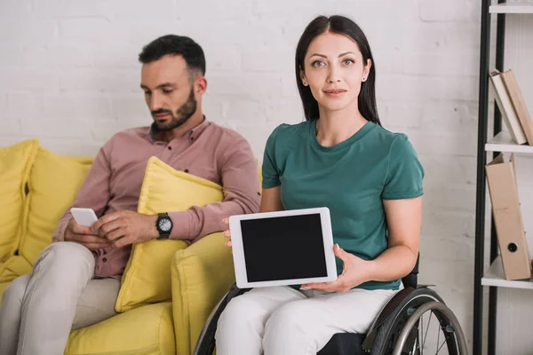 Atractiva Mujer Discapacitada Mostrando Tableta Digital Con Pantalla Blanco Mientras — Foto de Stock