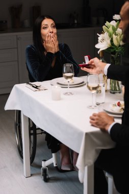 romantik akşam yemeği yerken engelli kız arkadaşı şaşırttı düğün teklifi yapan adam kısmi görünümü