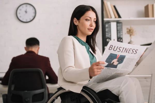 Attraktive Behinderte Geschäftsfrau Liest Wirtschaftszeitung Büro — Stockfoto