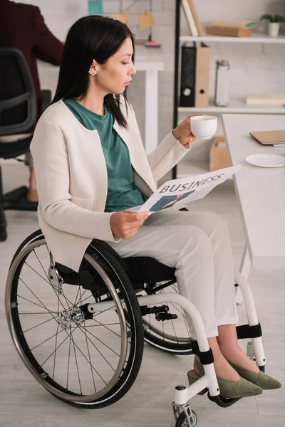 Belle Femme Affaires Handicapée Assis Sur Lieu Travail Fauteuil Roulant — Photo