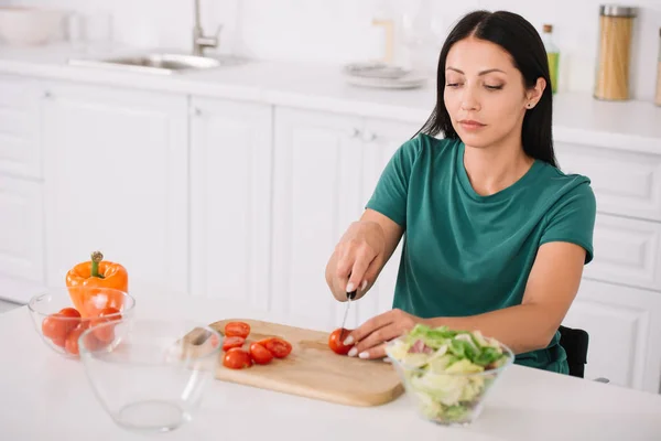 Hübsche Junge Behinderte Frau Schneidet Tomaten Auf Schneidebrett Der Küche — Stockfoto