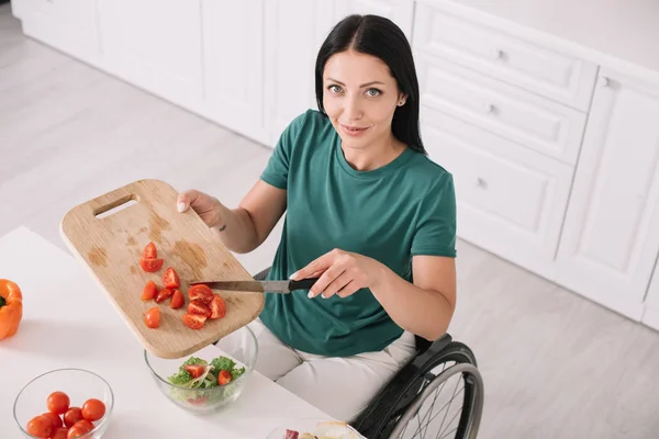 Sonriente Mujer Discapacitada Mirando Cámara Mientras Corta Tomates Cocina —  Fotos de Stock