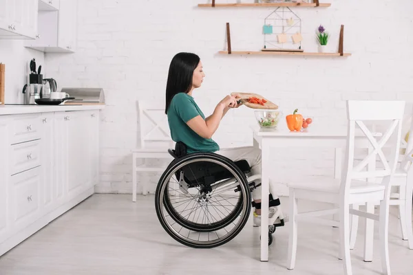 Side View Disabled Young Woman Preparing Salad While Sitting Wheelchair — Stock Photo, Image