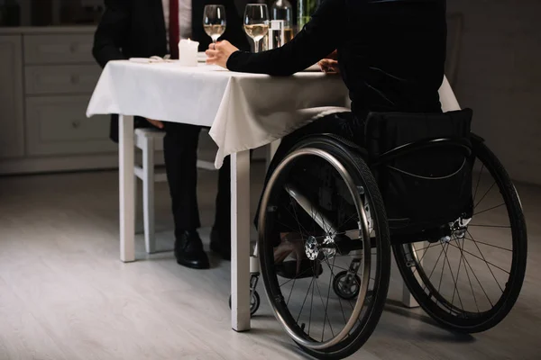 Vista Cortada Jovem Mulher Cadeira Rodas Tendo Jantar Romântico Com — Fotografia de Stock