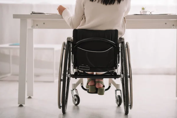 Vista Retrospectiva Empresária Deficiente Sentada Cadeira Rodas Local Trabalho — Fotografia de Stock