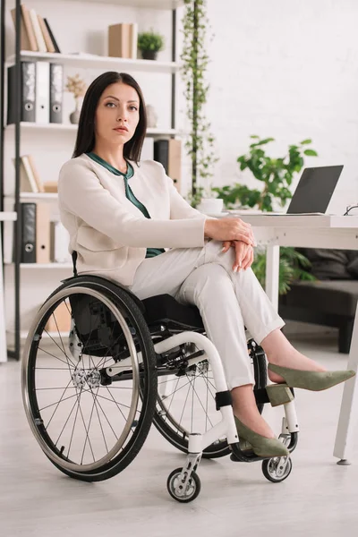 Fiduciosa Donna Affari Disabile Guardando Fotocamera Mentre Seduto Sedia Rotelle — Foto Stock