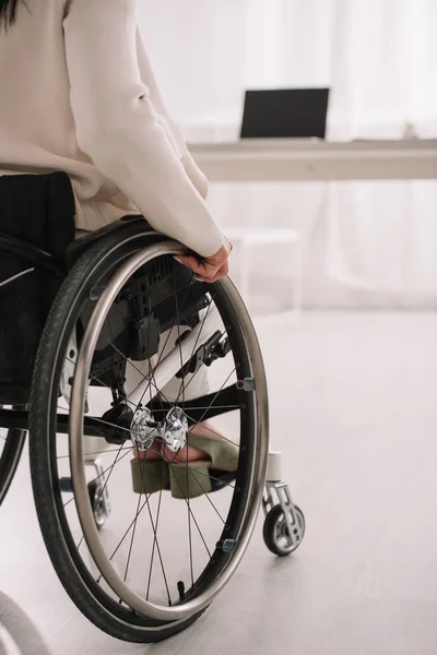 Vista Recortada Mujer Negocios Discapacitada Sentada Silla Ruedas Cerca Del — Foto de Stock