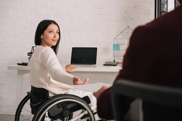 Vue Partielle Gestionnaire Donnant Des Documents Une Femme Affaires Handicapée — Photo