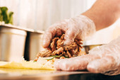 částečný pohled na kuchaře v rukavicích Příprava doneru kebab