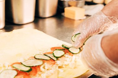 döner kebap hazırlayan eldivenaşçı kısmi görünümü