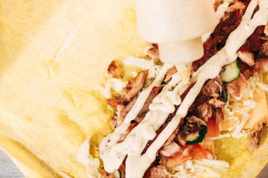 döner kebap ve soslu şişe üst görünümü