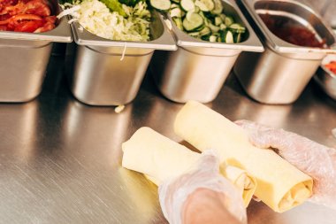 masada döner kebap tutan eldivenaşçı kısmi görünümü