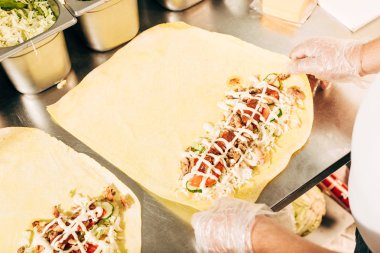 döner kebap hazırlayan eldivenaşçı kısmi görünümü 