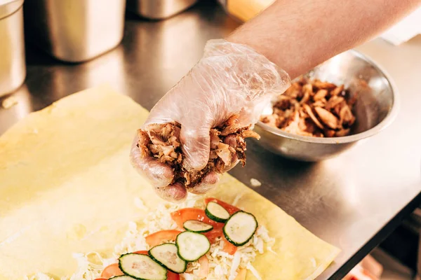 Vista Recortada Cocinero Guante Preparación Doner Kebab — Foto de Stock