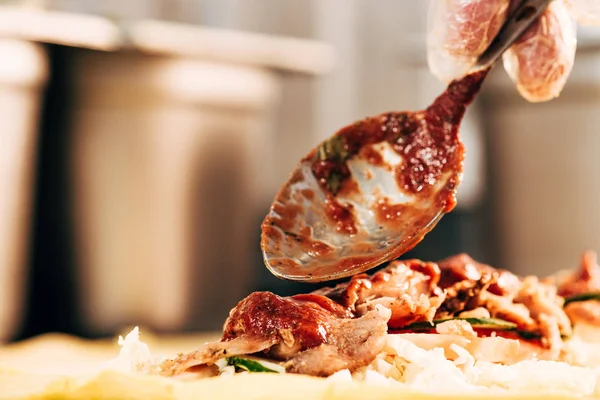 Vista Cortada Cozinhar Colher Segurando Com Molho Enquanto Prepara Kebab — Fotografia de Stock