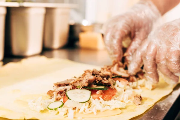 Partiell Över Cook Handskar Förbereder Doner Kebab — Stockfoto