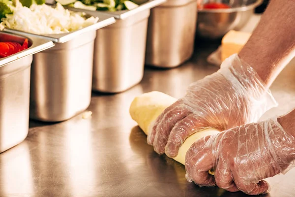 Částečný Pohled Kuchaře Rukavicích Příprava Doneru Kebab — Stock fotografie