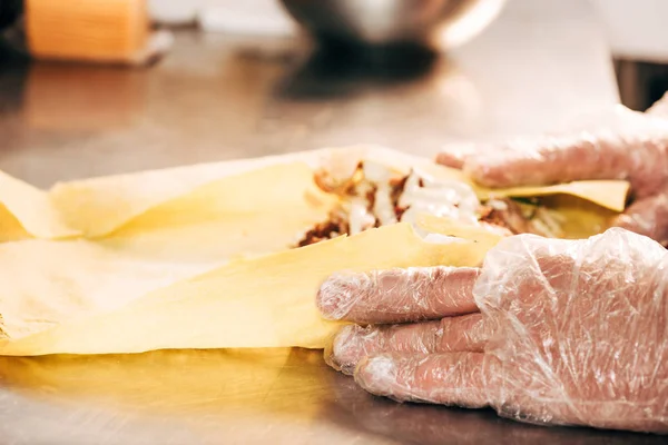 Částečný Pohled Kuchaře Rukavicích Příprava Doneru Kebab — Stock fotografie