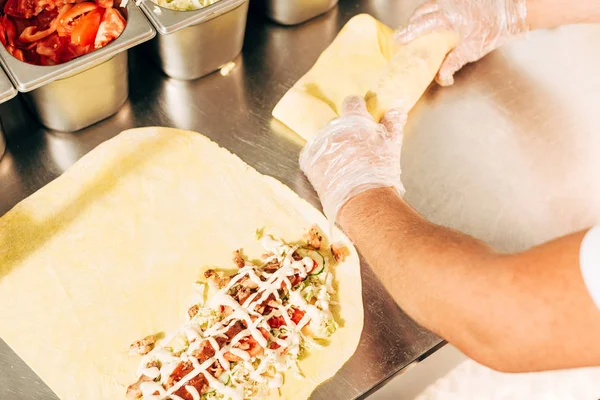 Částečný Pohled Kuchaře Rukavicích Příprava Doneru Kebab — Stock fotografie