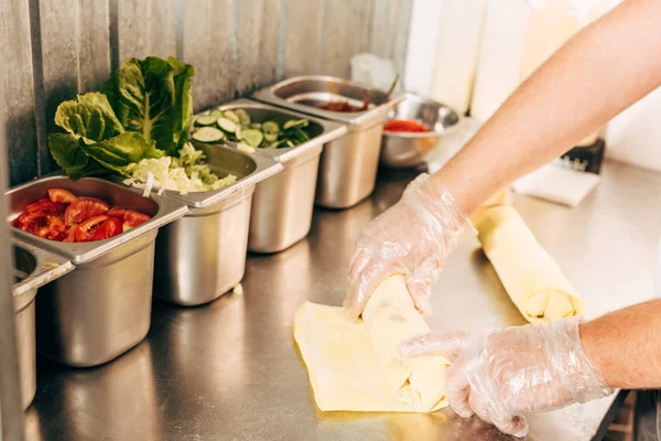 Szakácsnak Részleges Kilátás Döner Kebab Előkészítő Kesztyűkre — Stock Fotó