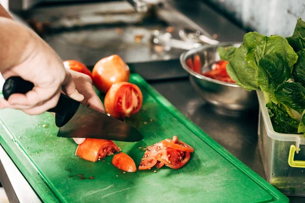 厨师在厨房切板上切西红柿的部分视图 — 图库照片