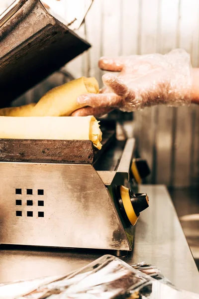 Gedeeltelijke Weergave Van Cook Glove Bereidt Döner Kebab — Stockfoto