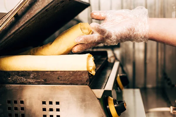 ケバブグリルでドナーケバブを準備手袋で調理のトリミングビュー — ストック写真