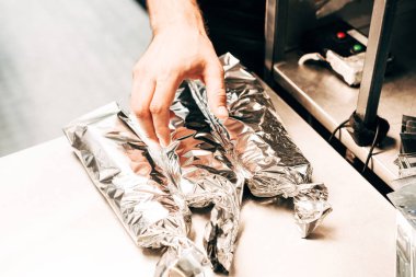alüminyum folyo adam ve döner kebap kırpılmış görünümü