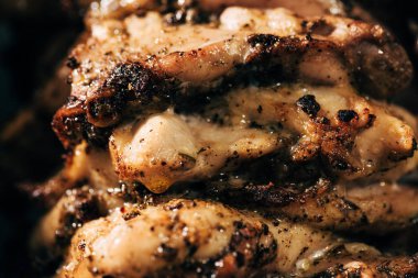 siyah izole rotisserie üzerinde lezzetli et yakından görünümü