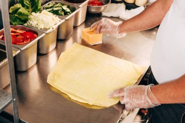 döner kebap hazırlayan eldiven aşçı kırpılmış görünümü