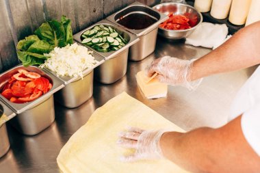 döner kebap hazırlayan eldiven aşçı kırpılmış görünümü