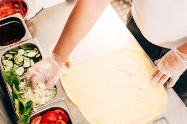 döner kebap hazırlayan eldiven aşçı kırpılmış görünümü