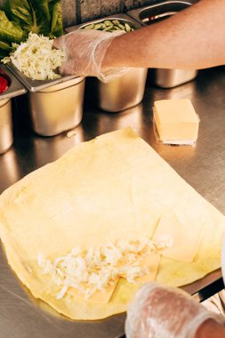 döner kebap hazırlayan eldivenaşçı kısmi görünümü